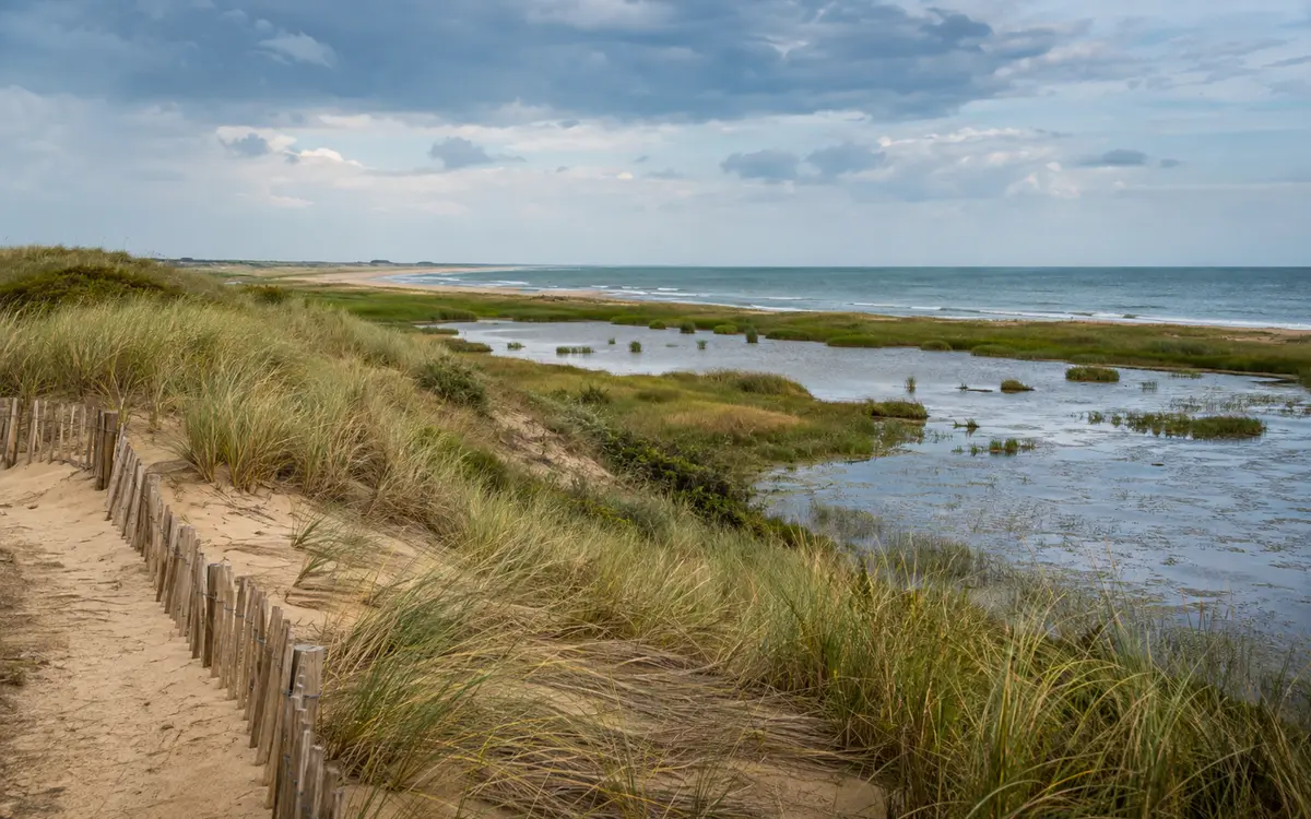 Littoral français protégé par des dunes et des zones humides