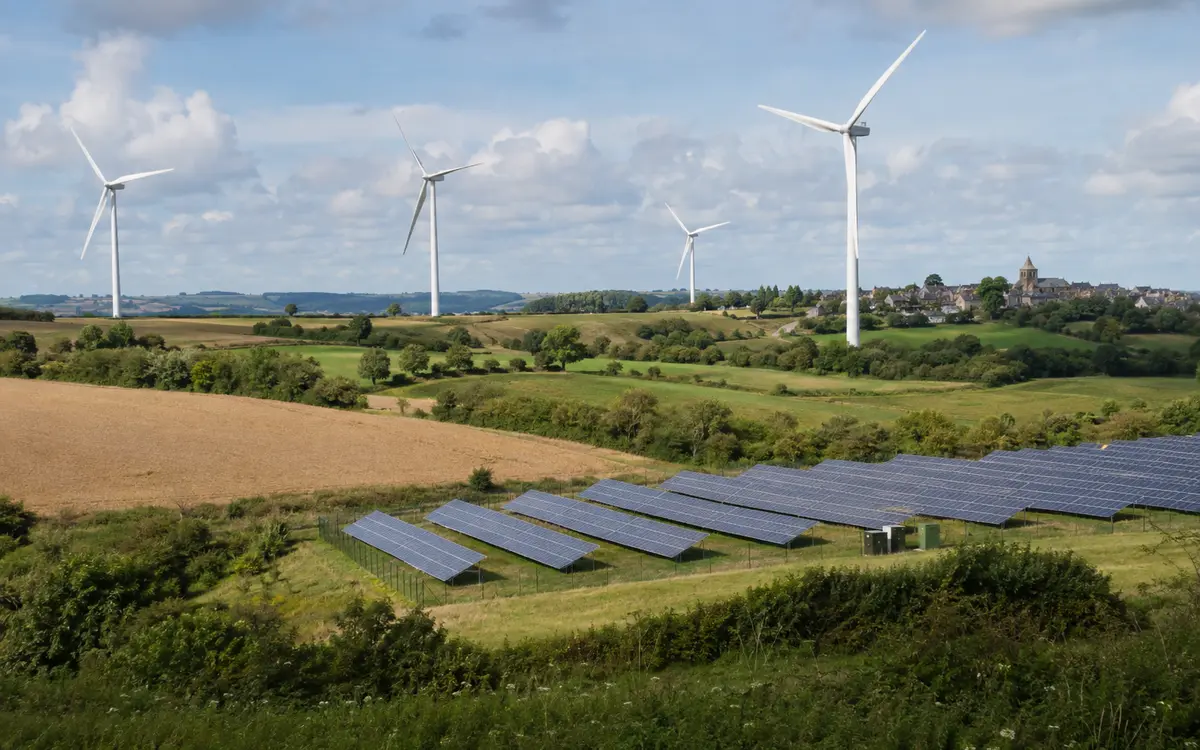 Éoliennes et panneaux solaires dans un paysage français